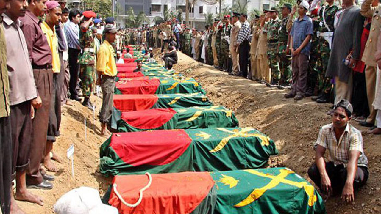 বিডিআর বিদ্রোহ: শেখ হাসিনা-আজিজসহ ১৩ জনের বিরুদ্ধে মামলা