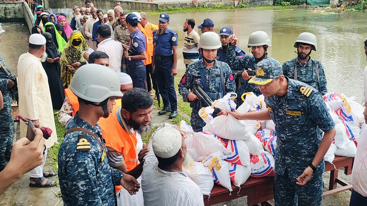 ভোলায় বন্যা দুর্গতদের মাঝে নৌ বাহিনীর ত্রাণ বিতরণ