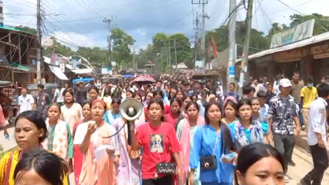 ধর্ষকদের শাস্তির দাবিতে খাগড়াছড়ি ডিসি অফিস ঘেরাও
