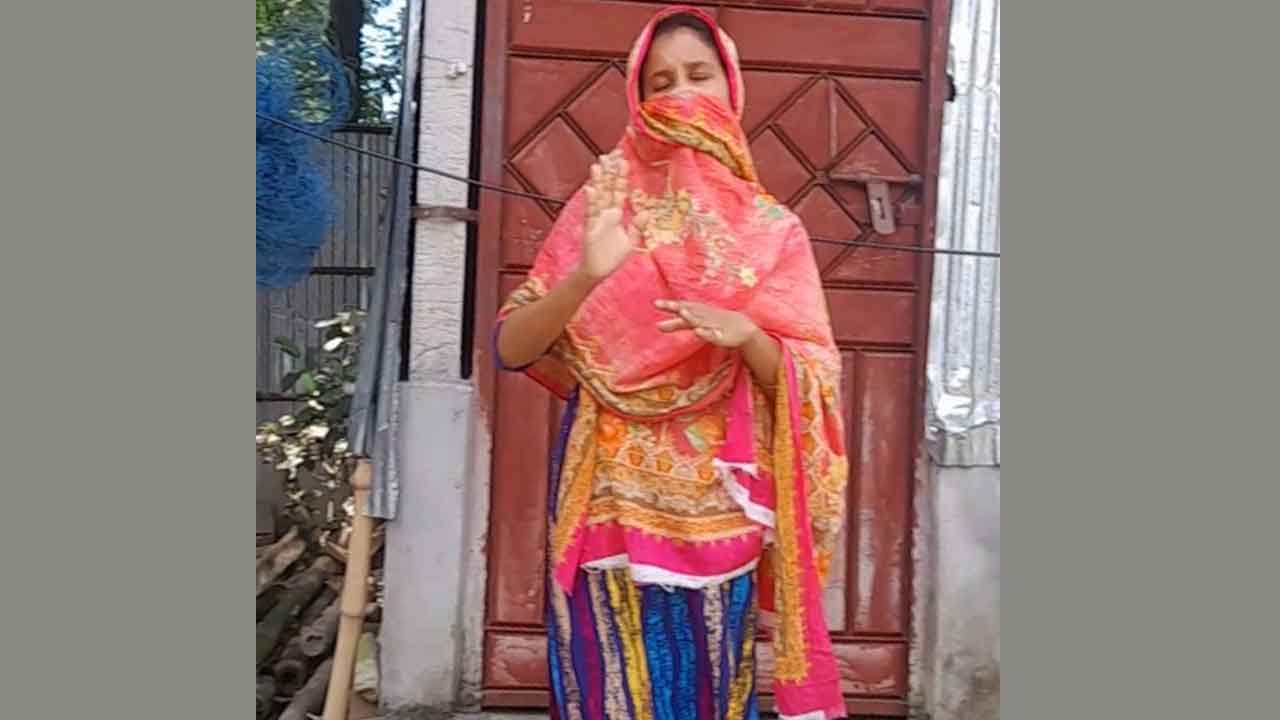 বিয়ের দাবিতে প্রেমিকের বাড়িতে অনশন কলেজছাত্রীর