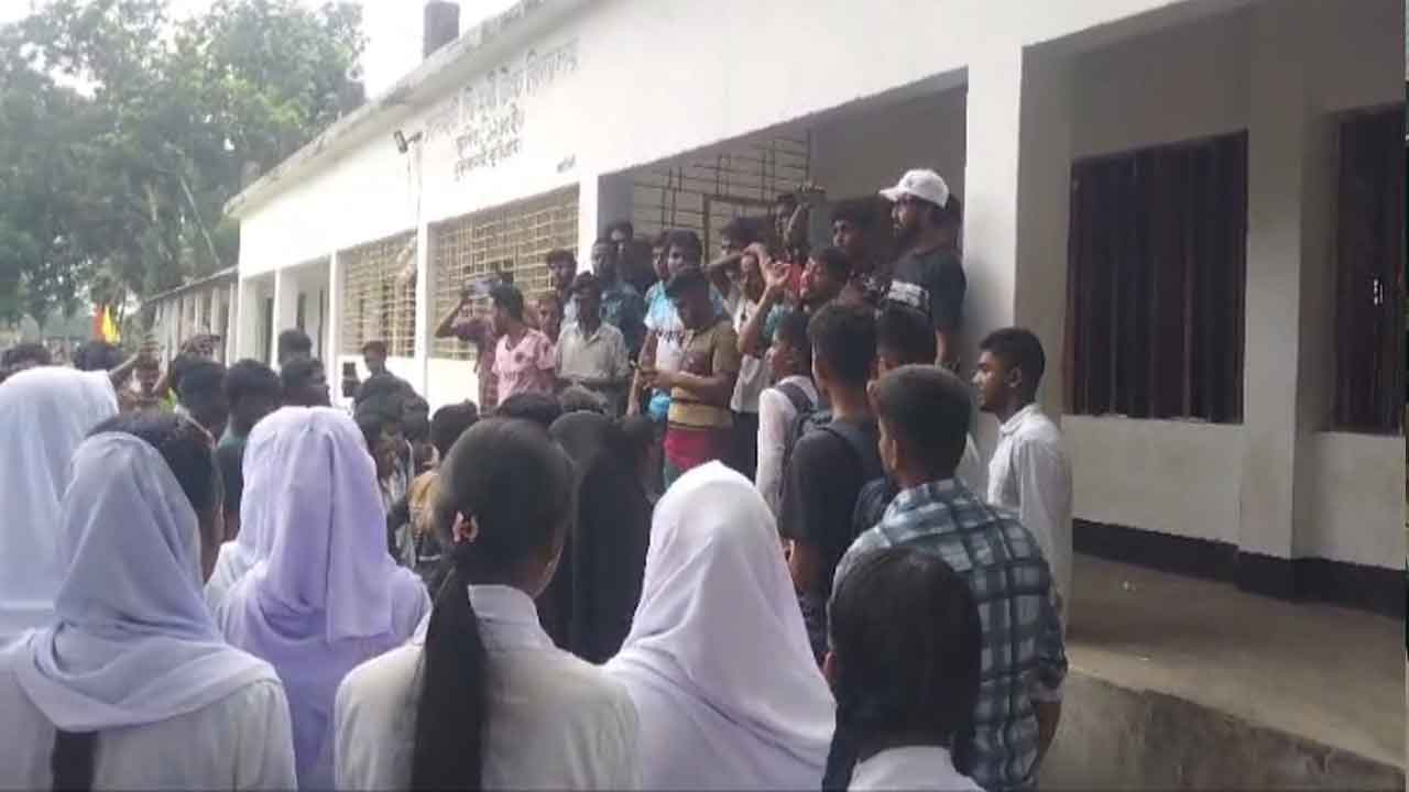 ছাত্রীকে শ্লীলতাহানির অভিযোগে শিক্ষকের বরখাস্তের দাবিতে বিক্ষোভ&nbsp;