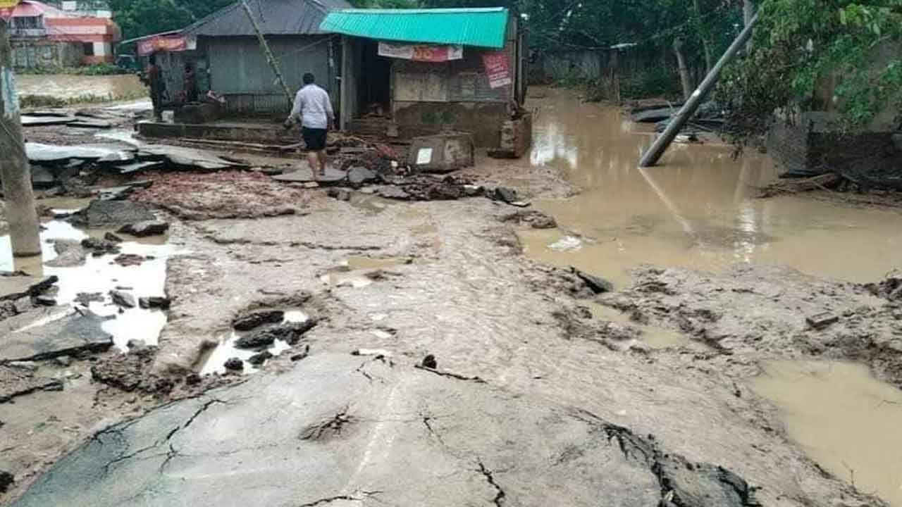 ফেনীতে বন্যা পরিস্থিতি: বাড়ছে দুর্ভোগ, দৃশ্যমান ক্ষতচিহ্ন