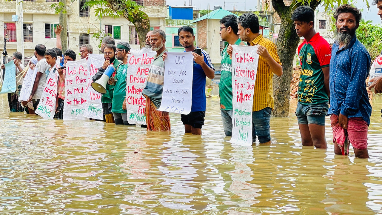 ফেনীতে বন্যার জন্য দায়ী রাষ্ট্রের বিচার দাবিতে মানববন্ধন