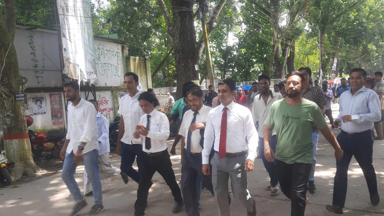 মামলা প্রত্যাহারের দাবিতে পুলিশ সুপারের কার্যালয় ঘেরাও করলেন বিএনপির নেতাকর্মীরা