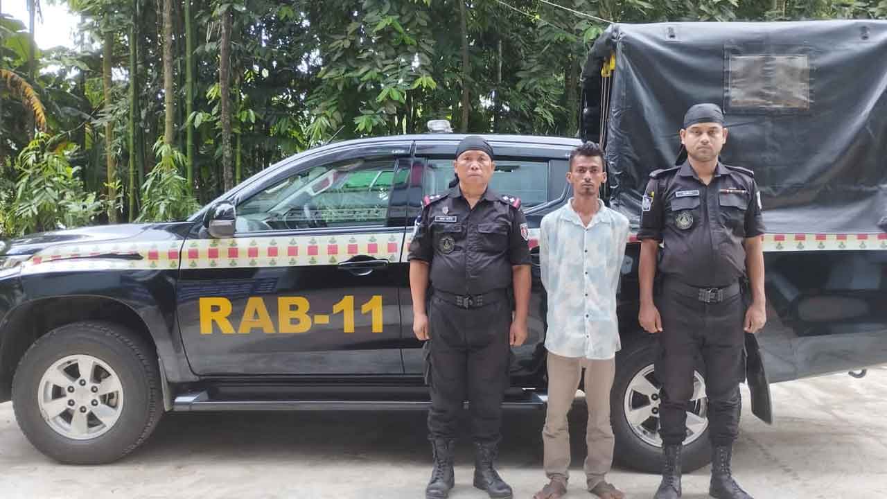 নোয়াখালীতে অস্ত্র ও গোলাবারুদসহ যুবক গ্রেপ্তার