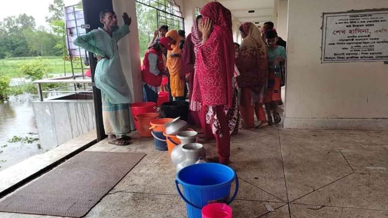 নোয়াখালীতে এখনো পানিবন্দী ১৮ লাখ মানুষ, আশ্রয়কেন্দ্রে আছেন ২ লাখ