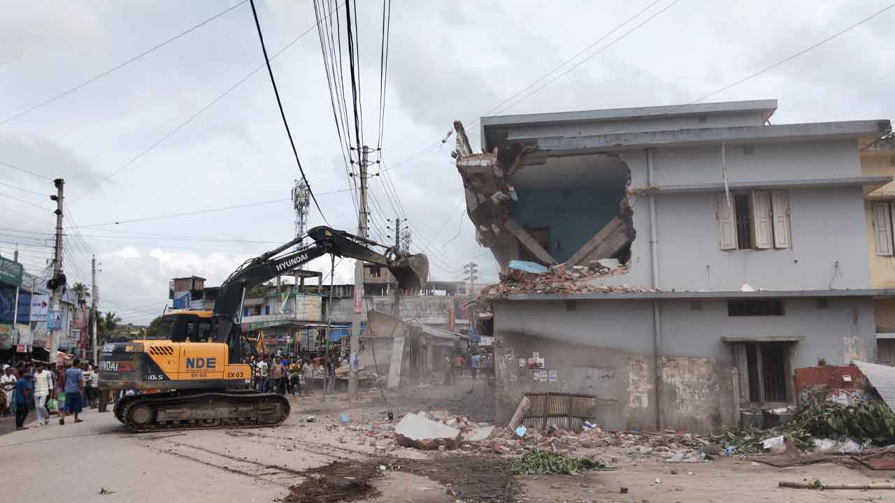 নড়াইলে অবৈধ দখলদার উচ্ছেদ অভিযান