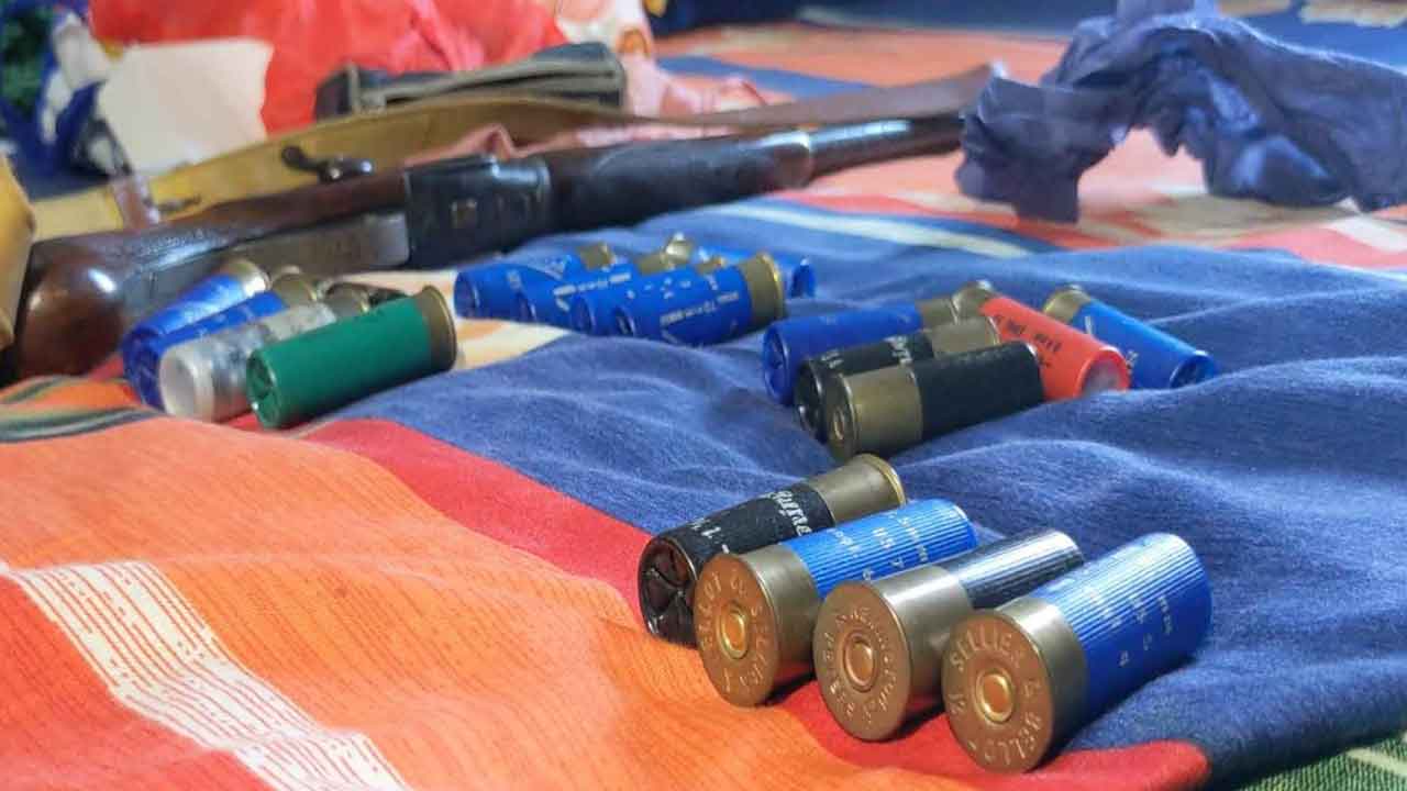 বাগেরহাটে আওয়ামী লীগ নেতার বাড়ি থেকে অস্ত্র ও গুলি উদ্ধার