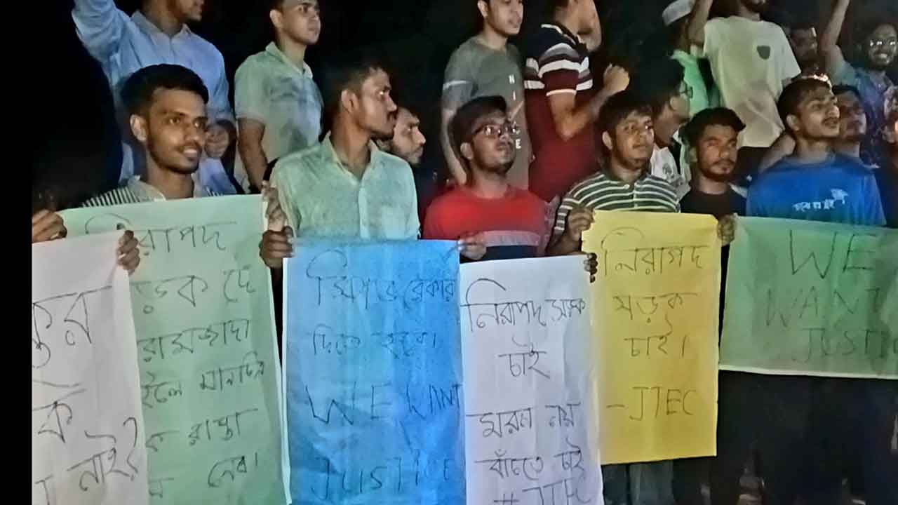 স্পিডব্রেকারের দাবিতে সড়ক অবরোধ করেছে শিক্ষার্থীরা।