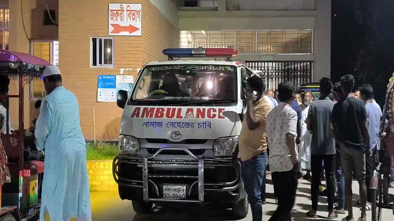 মাদারীপুরে জমি সংক্রান্ত বিরোধের জেরে সাবেক ইউপি সদস্যকে কুপিয়ে জখম করার অভিযোগ উঠেছে।