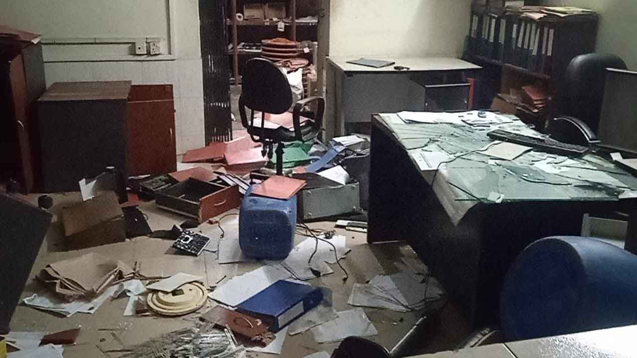 নরসিংদীর জনতা জুটমিলে ব্যাপক হামলা-ভাঙচুর ও লুটপাটের ঘটনা ঘটেছে।