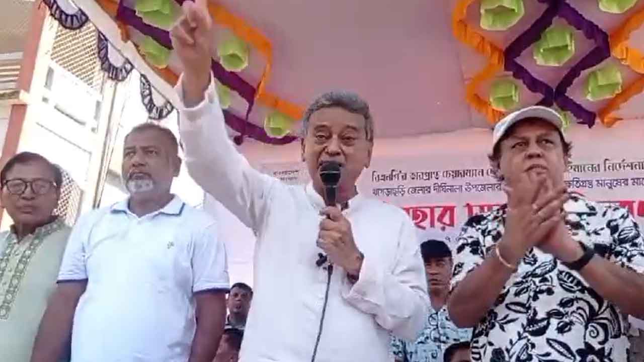 খাগড়াছড়িতে ত্রাণবিতরণ অনুষ্ঠানে বিএনপির স্থায়ী কমিটির সদস্য আমীর খসরু মাহমুদ চৌধুরী বক্তব্য রাখেন