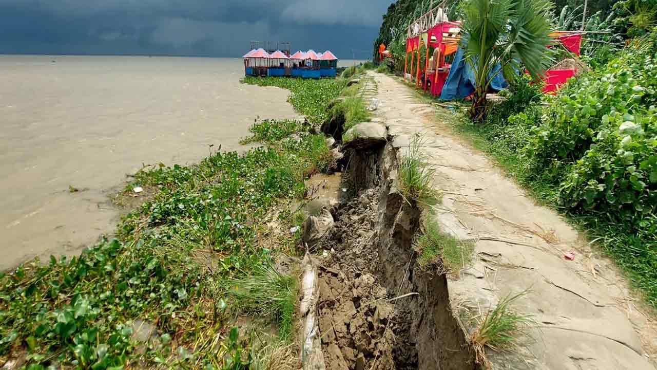প্রবল স্রোতে আর ঢেউয়ের কারণে নদী তীরবর্তী এলাকায় শুরু হয়েছে তীব্র ভাঙন