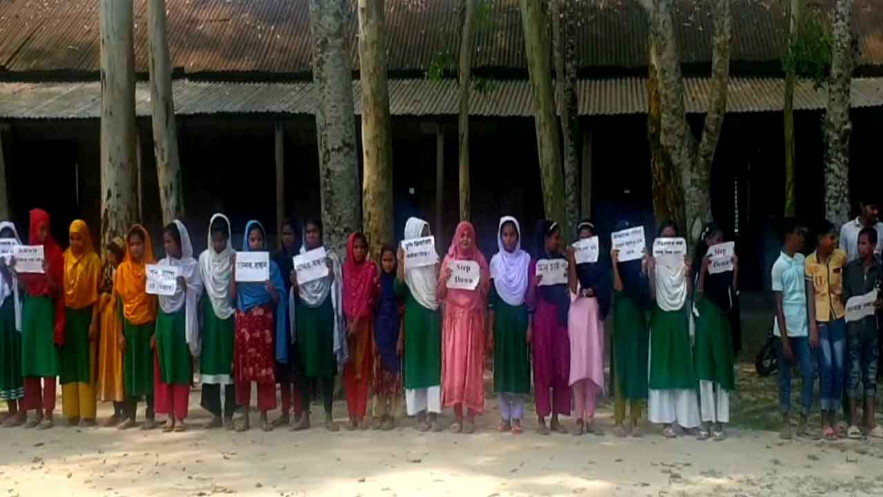 গাইবান্ধায় প্রধান শিক্ষকের পদত্যাগের দাবিতে বিক্ষোভ