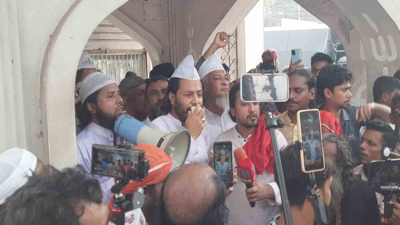 গোলাপ শাহ মাজার ঘিরে রেখেছেন ভক্তরা