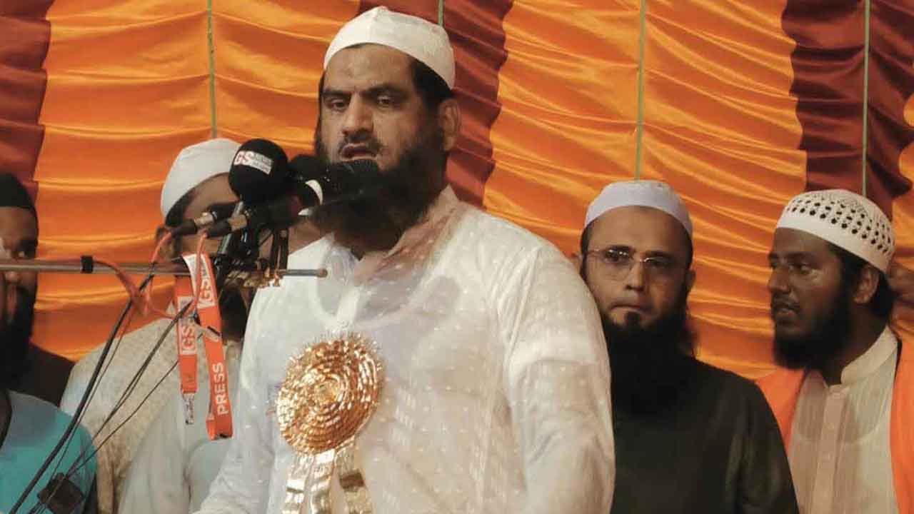 বাগেরহাট জেলা পরিষদ অডিটোরিয়ামে গণসমাবেশে বক্তব্য রাখেন মামুনুল হক