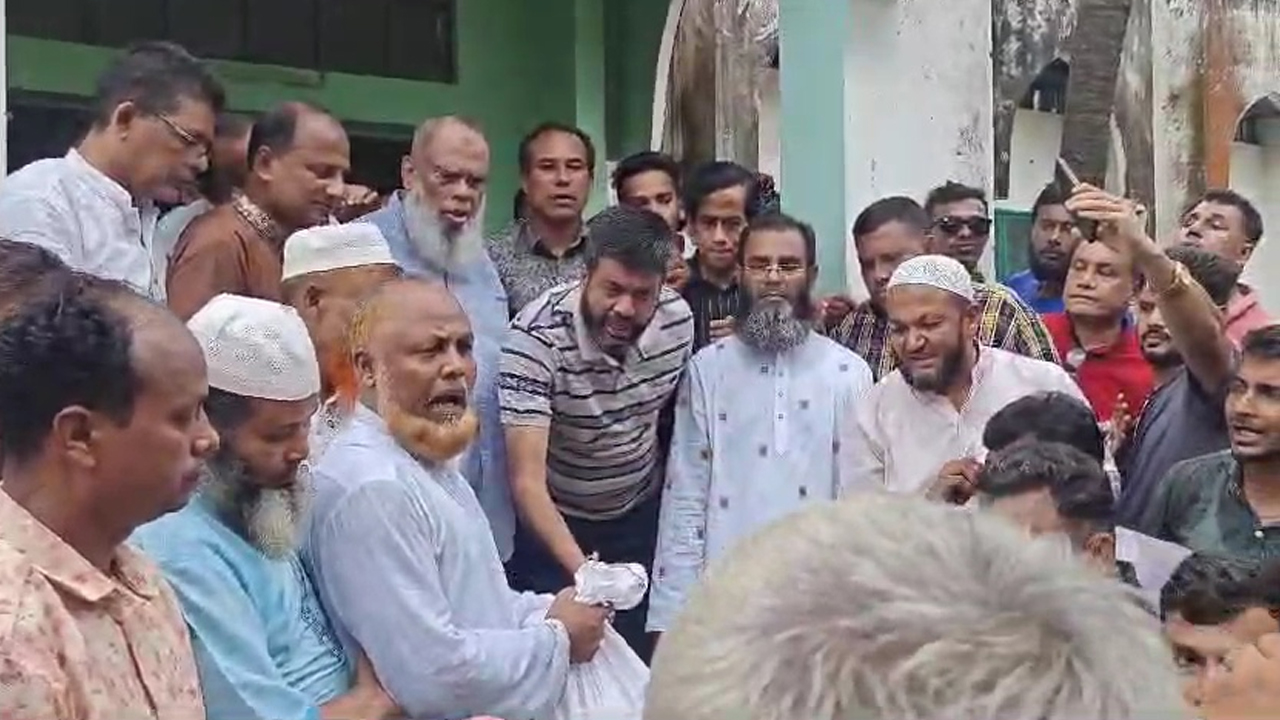 ফেনীত ১ হাজার পরিবারকে বিএনপির টিন ও খাদ্য সহায়তা