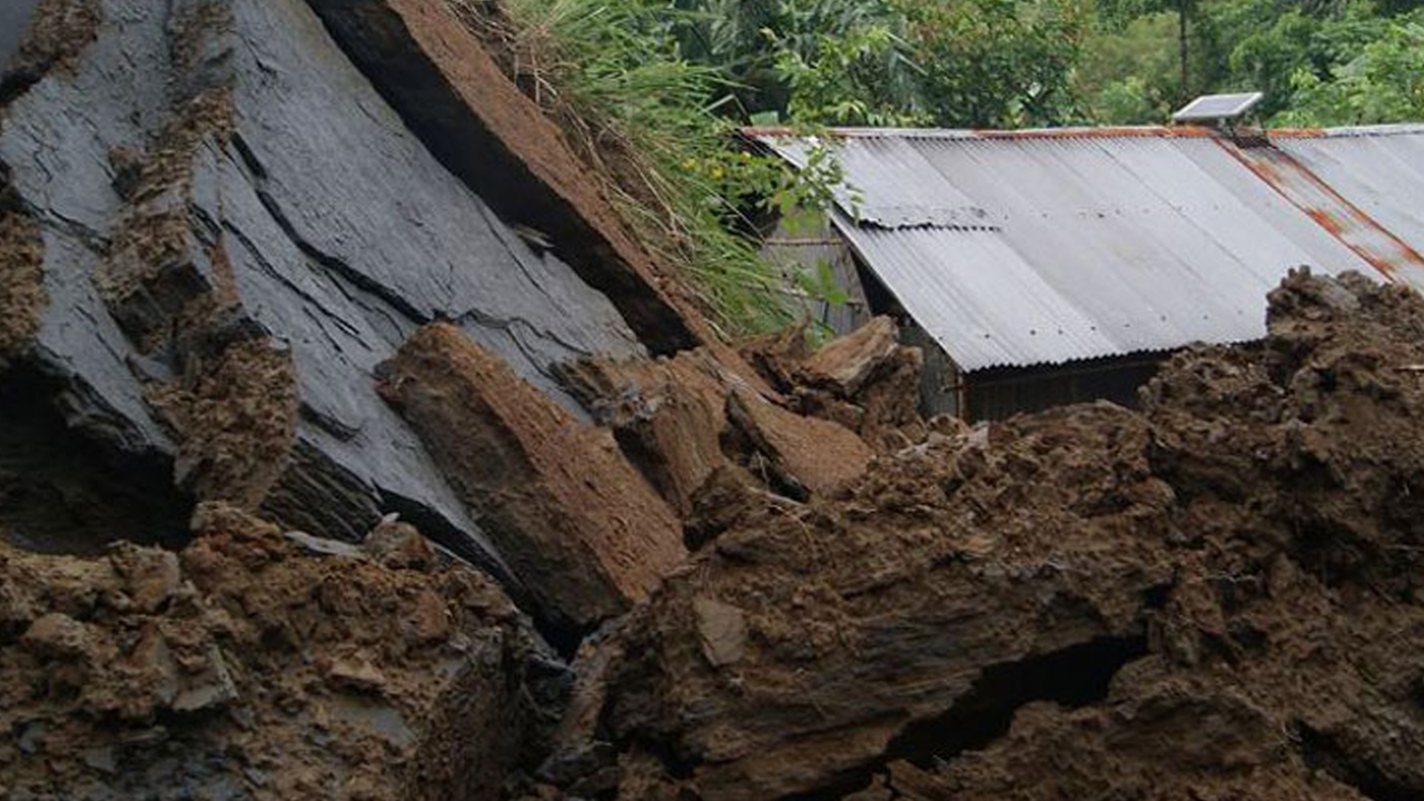 কক্সবাজারে পাহাড় ধসে মা ও দুই মেয়ের মৃত্যু