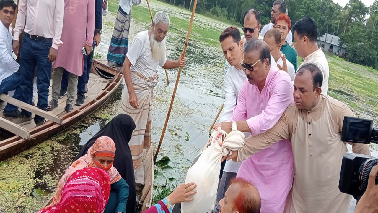 কু&zwnj;মিল্লায় বন্যার্তদের মাঝে বিএন&zwnj;পির ত্রাণ বিতরণ