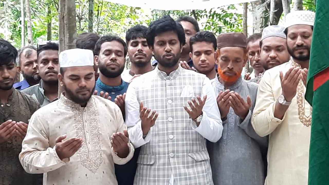 সিয়ামের কবর জিয়ারত করেন প্রসিকিউটর (প্রশাসন) গাজী মোনাওয়ার হুসাইন তামীম