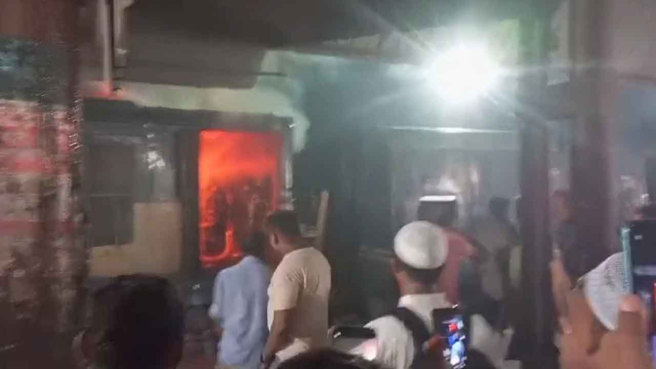 জামালপুরে ২৫৫ নাম্বার লোকাল ট্রেনে আগুন