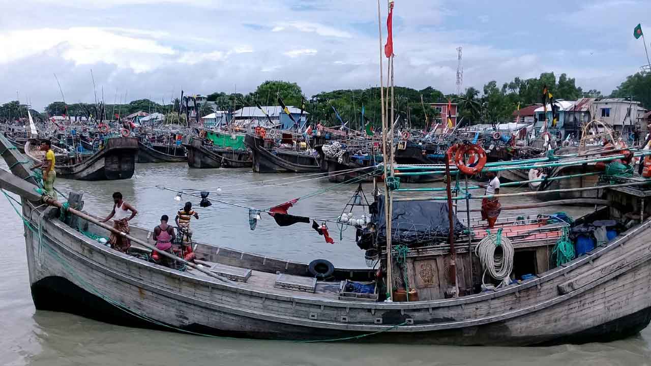 বঙ্গোপসাগর উত্তাল থাকায় আলিপুর-মহিপুর মৎস্য বন্দরে ফিরছে মাছ ধরার হাজার হাজার ট্রলার।