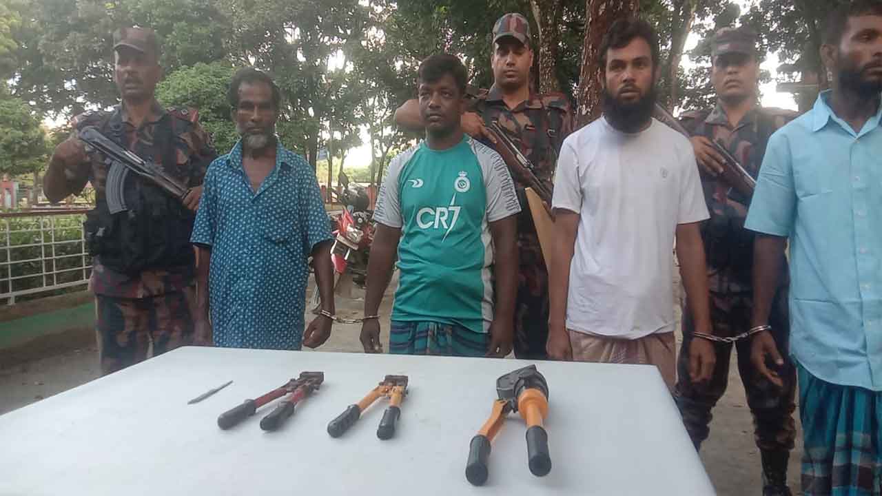 অবৈধভাবে ভারতে অনুপ্রবেশের চেষ্টার সময় ৪ জন বাংলাদেশিকে আটক করেছে বর্ডার গার্ড বাংলাদেশ (বিজিবি) সদস্যরা।
