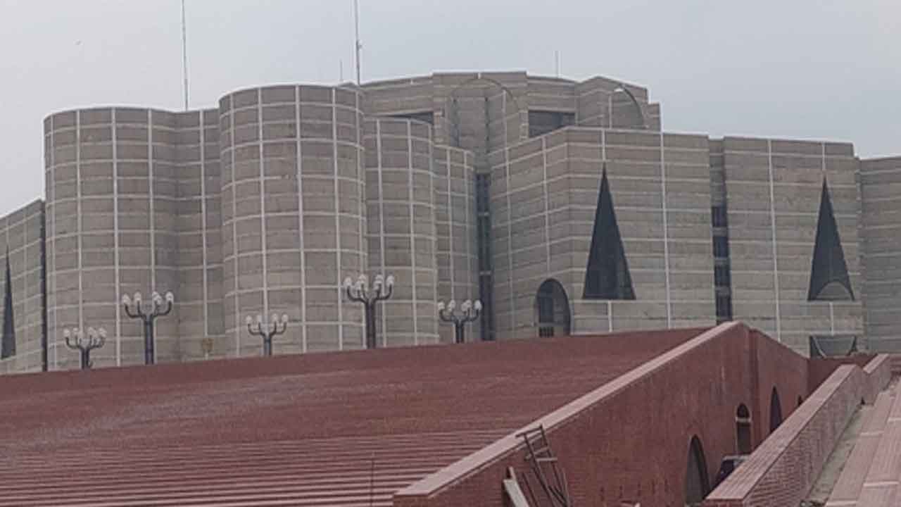 সংসদ থেকে হারিয়ে গেছে ৯০ লাখ টাকা