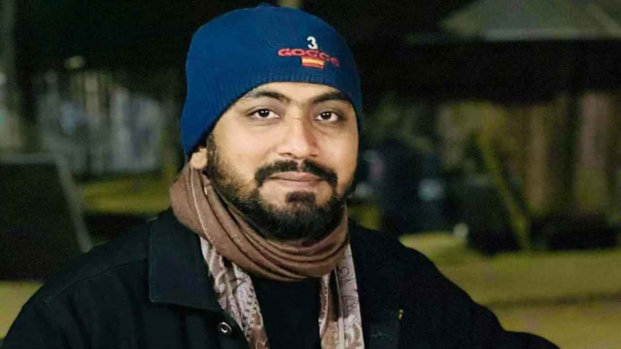 ট্রেনের ধাক্কায় মোটরসাইকেল আরোহী জেলা ছাত্রদলের সাবেক নেতা  মো. আদিল মিয়া নিহত হয়েছেন।