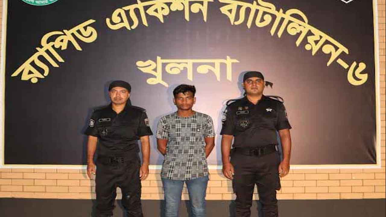 শিক্ষক হত্যা ও লুটপাট মামলার প্রধান আসামি মো. জনি শেখকে (২০) গ্রেপ্তার করেছে র‍‍্যাপিড অ্যাকশন ব্যাটালিয়ন (র‌্যাব)।