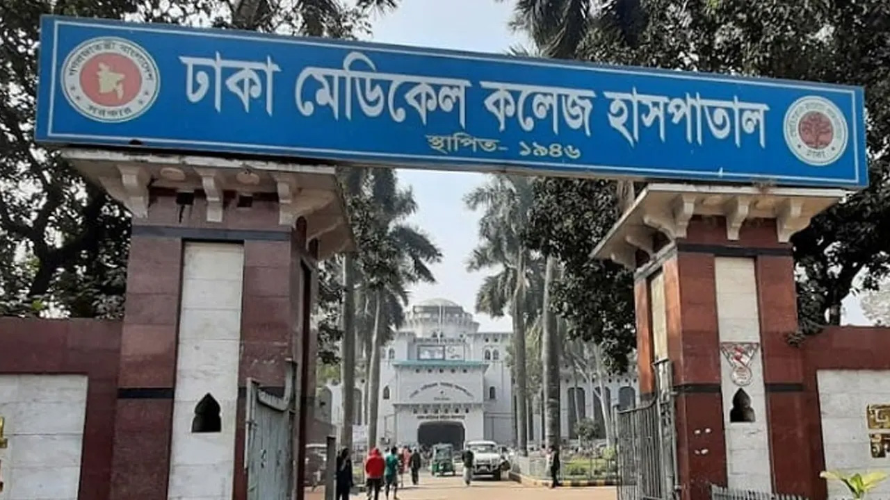 রাস্তায় ছটফট করা নারীকে হাসপাতালে নেওয়ার পথে মৃত্যু