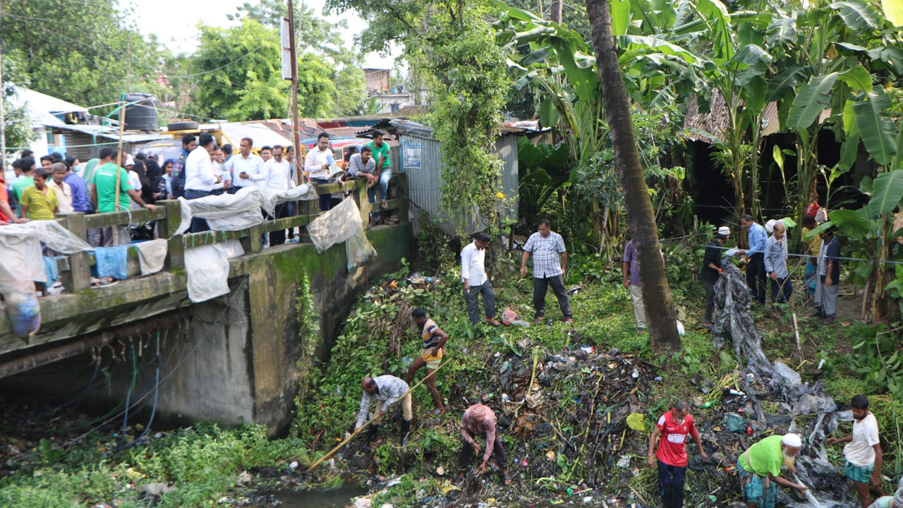 বরিশালে জলাবদ্ধতা নিরসনে খাল পরিষ্কার অভিযান শুরু