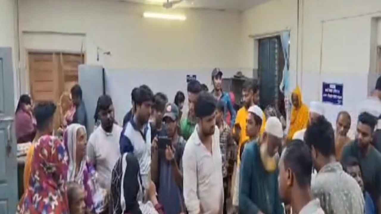 আহতরা মুন্সীগঞ্জ জেনারেল হাসপাতালের জরুরি বিভাগে চিকিৎসাধীন আছেন।