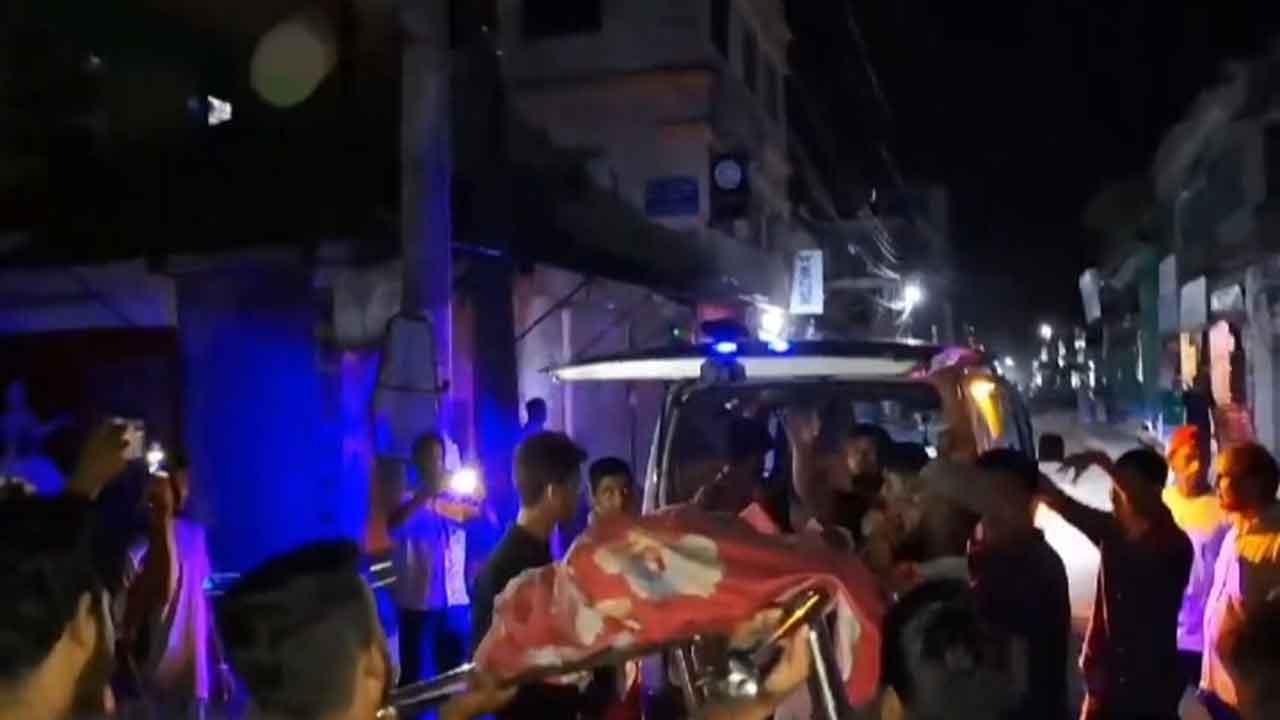 মাদারীপুরে দুপক্ষের সংঘর্ষে ইকবাল বেপারী নামে এক যুবক নিহত হয়েছেন।