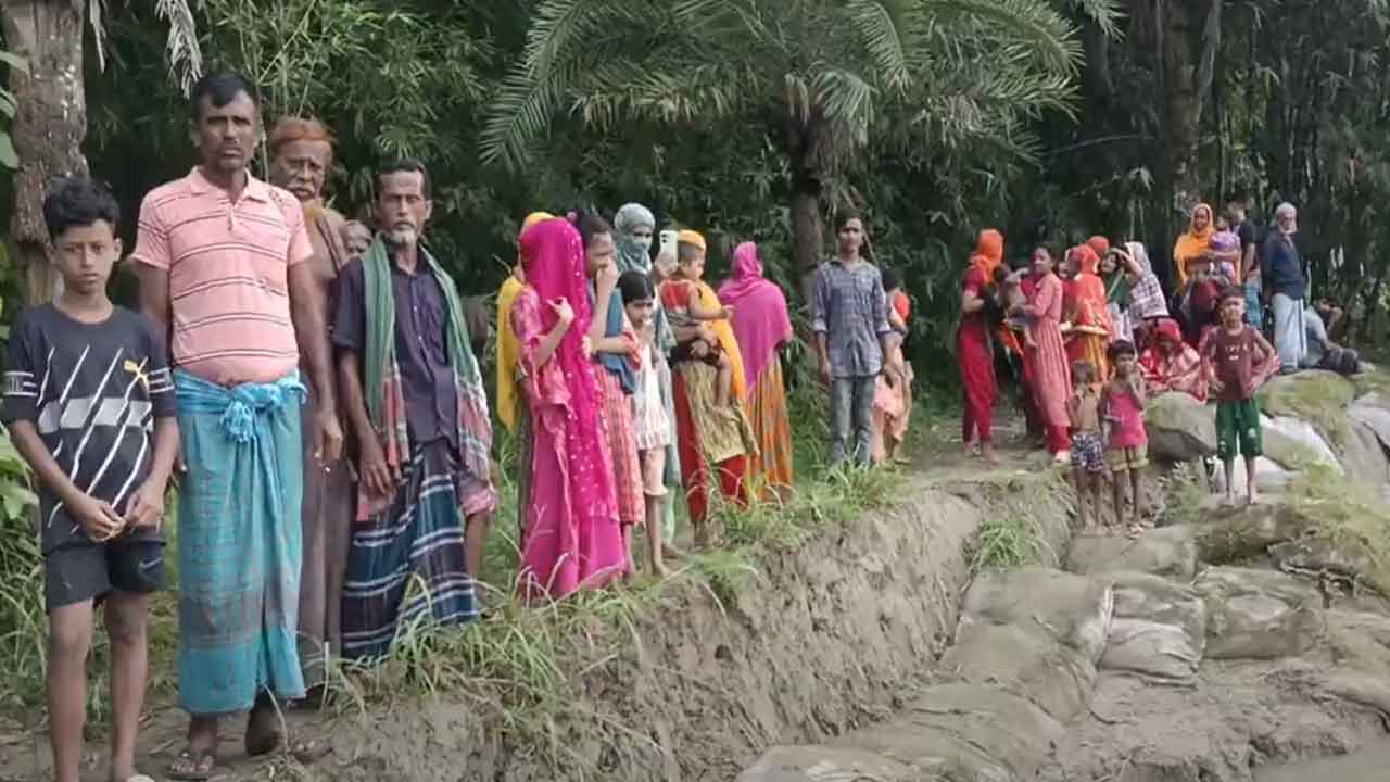 অবৈধভাবে বালু উত্তোলনের প্রতিবাদে মানববন্ধন করেছে নদীপাড়ের শত শত মানুষ।