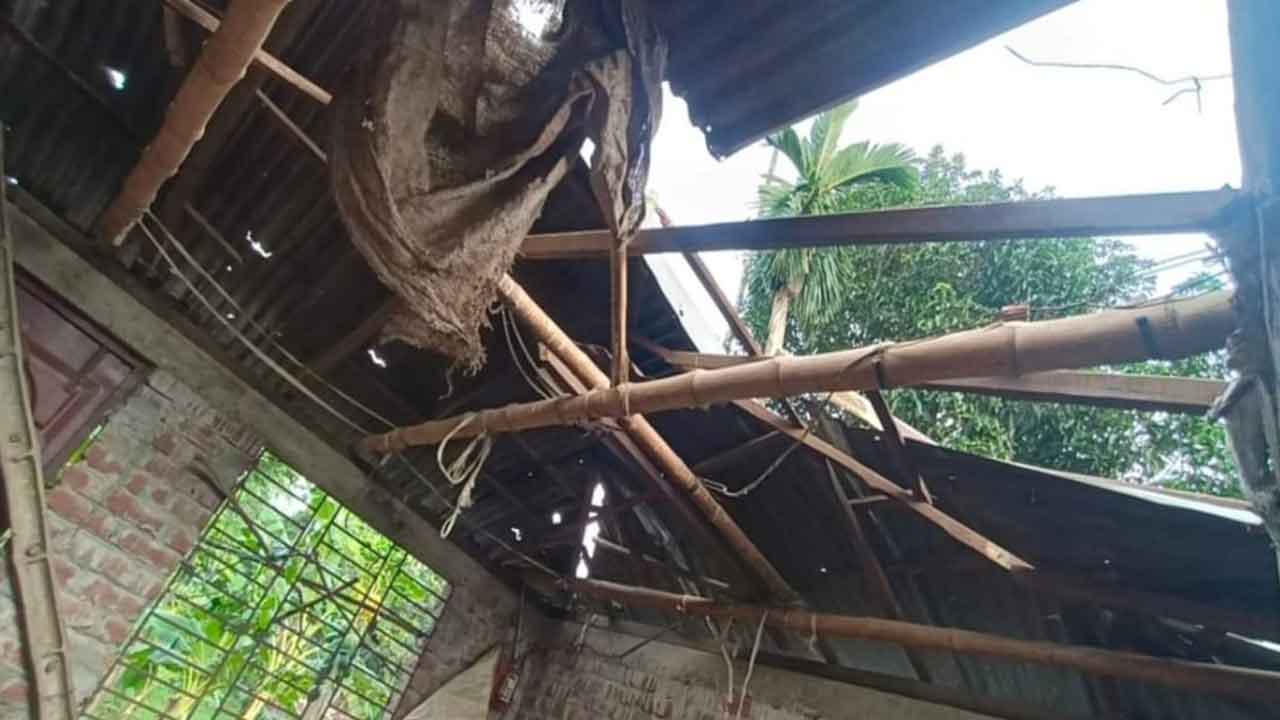 বগুড়ার ভাটকান্দিতে বাড়ির ভেতরে থাকা পটকা তৈরির কারখানায় বিস্ফোরণ হয়েছে।