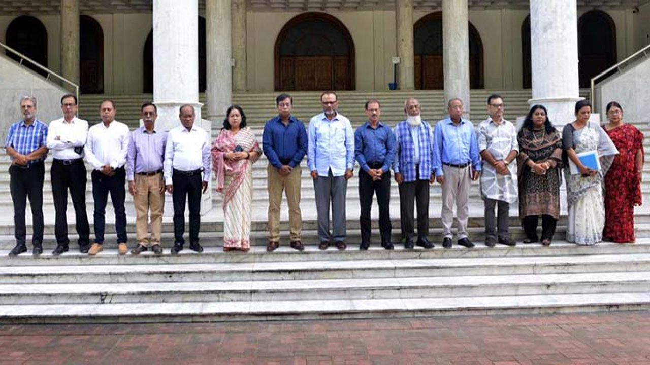 শিক্ষক-শিক্ষার্থীদের দ্বন্দ্ব নিরসনে কাজ করে যাচ্ছি: ঢাবি ভিসি