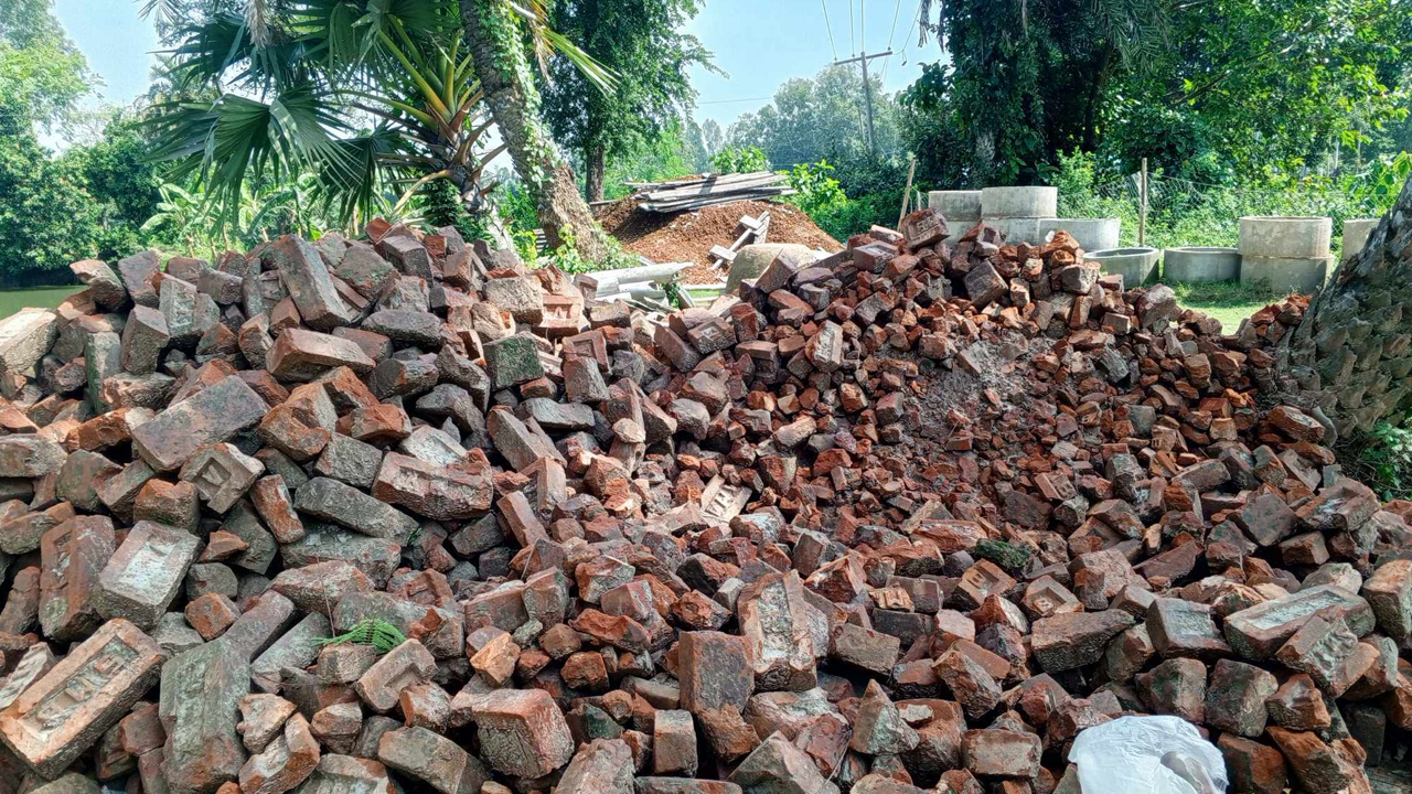 ওয়ার্ড কাউন্সিলরের বিরুদ্ধে সড়কের ইট বিক্রির অভিযোগ