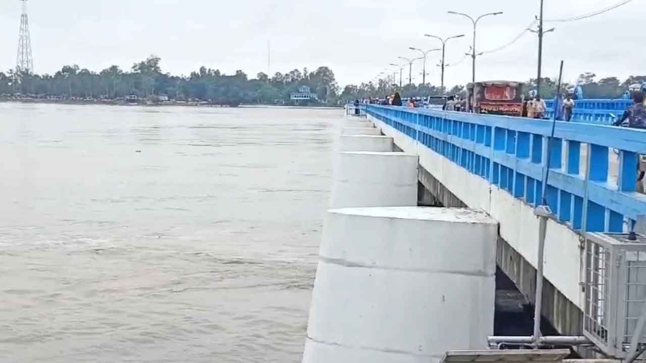 খুলে দেওয়া হলো তিস্তা ব্যারেজের জলকপাট, আবারও বন্যার শঙ্কা