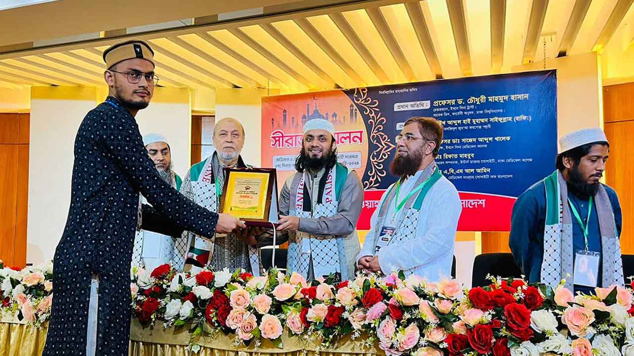 মেডিকেল পড়ুয়া ৭৭ কোরআনে হাফেজকে সংবর্ধনা