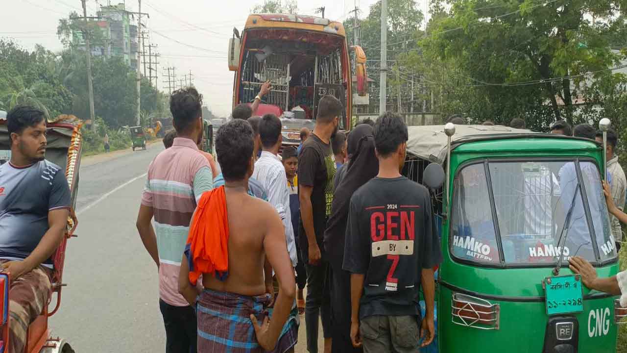ঢাকা-সিলেট মহাসড়কের রায়পুরা উপজেলার মরজাল বাসস্ট্যান্ডে এ দুর্ঘটনা ঘটে।