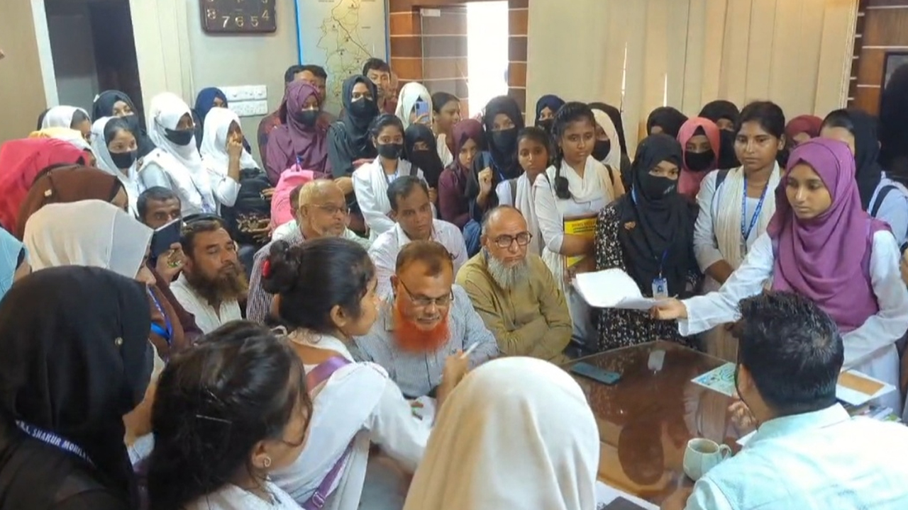যৌন নিপীড়নে অভিযুক্ত কলেজ শিক্ষকের পদত্যাগ দাবি