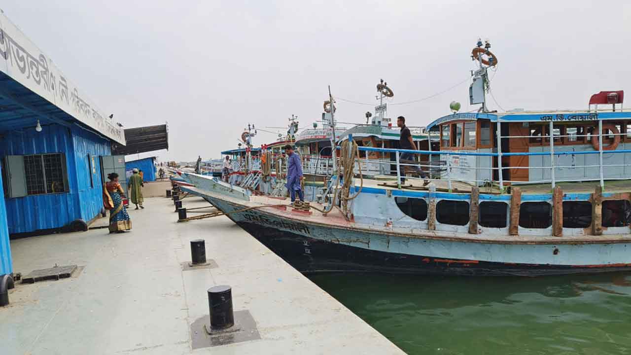 বৈরী আবহাওয়ায় ৬ রুটে নৌ-চলাচল বন্ধ ঘোষণা