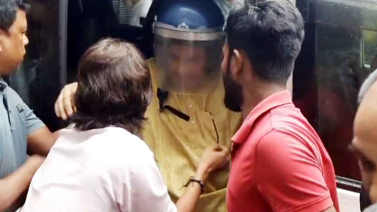 ঠাকুরগাঁওয়ের জুডিশিয়াল ম্যাজিস্ট্রেট আদালতে সাবেক এমপি দবিরুল ইসলামকে হাজির করা হয়।