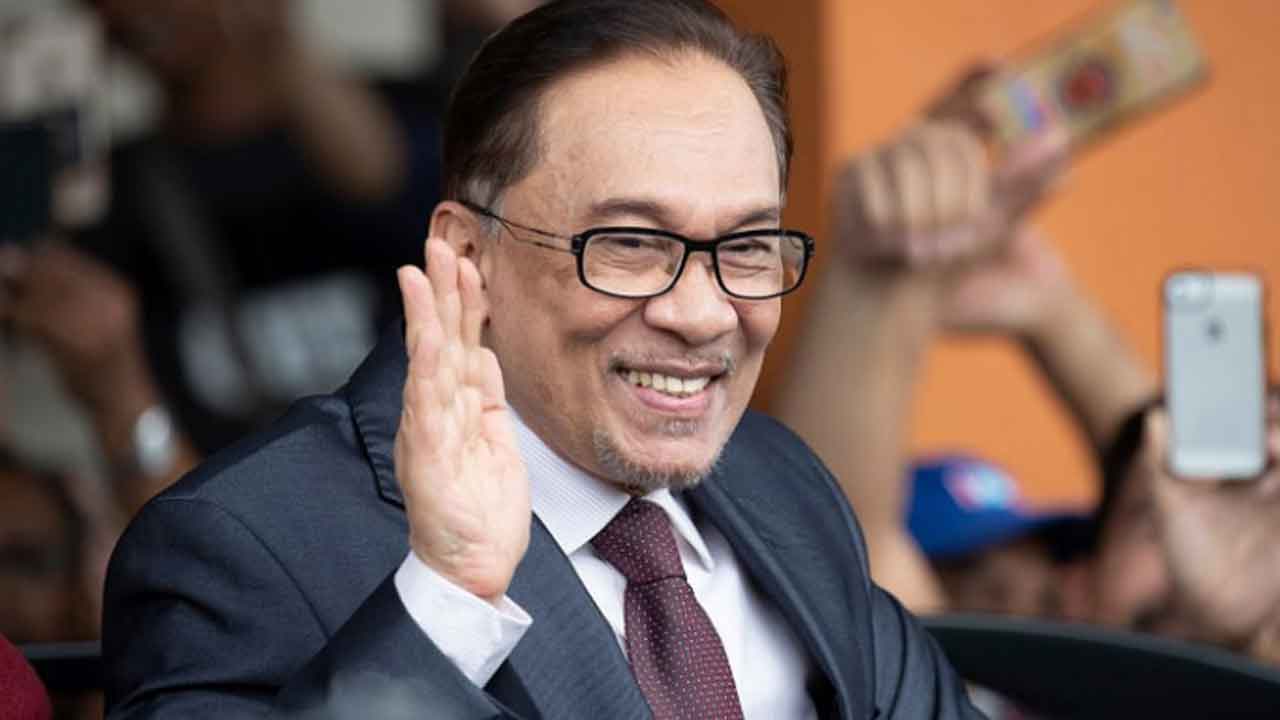 ঢাকায় পৌঁছেছেন মালয়েশিয়ার প্রধানমন্ত্রী