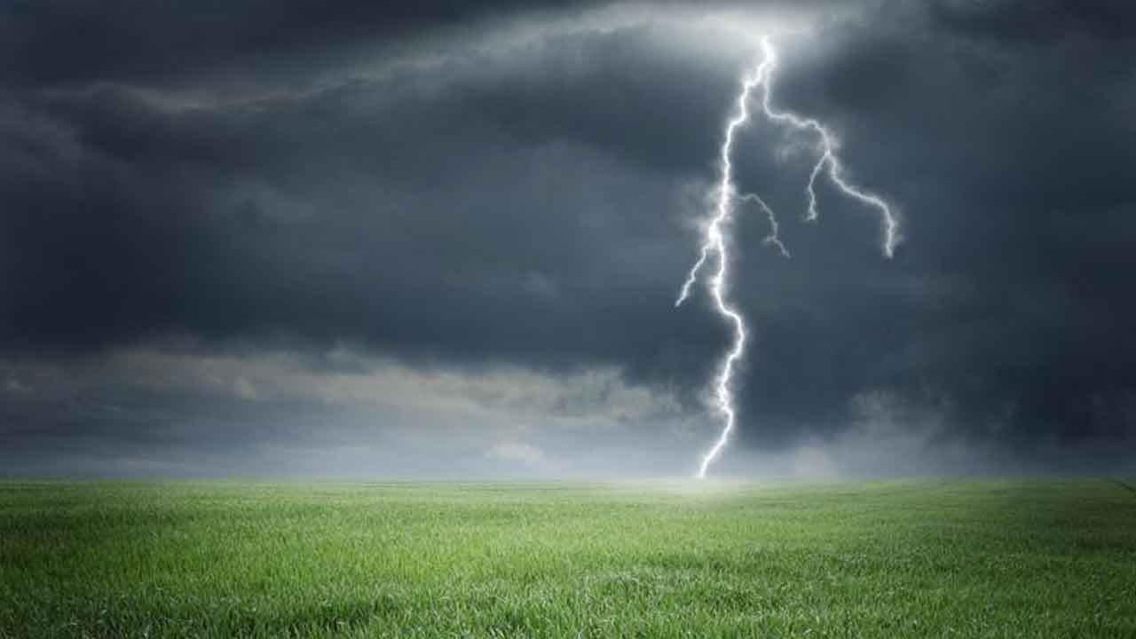 আট মাসে বজ্রপাতে মৃত্যু ২৯৭, বেশিরভাগই পুরুষ