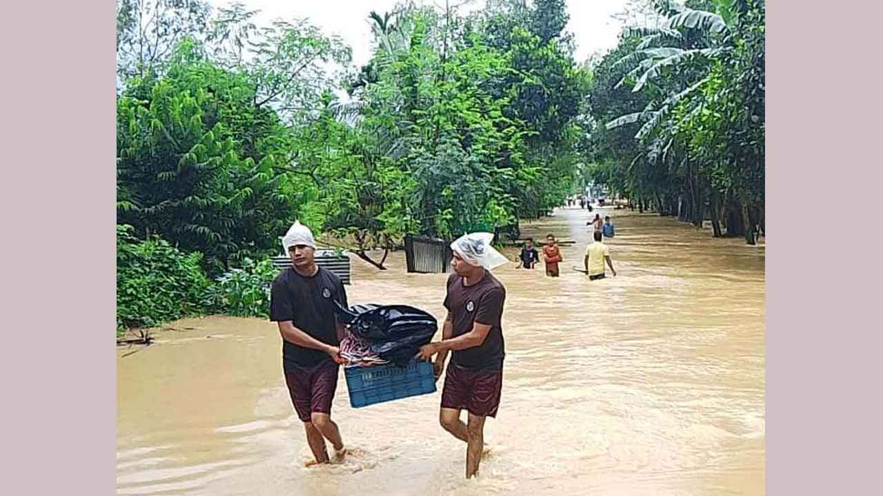 শেরপুরে বন্যাদুর্গত অসহায় মানুষের পাশে দাঁড়িয়েছে বর্ডার গার্ড বাংলাদেশ (বিজিবি)