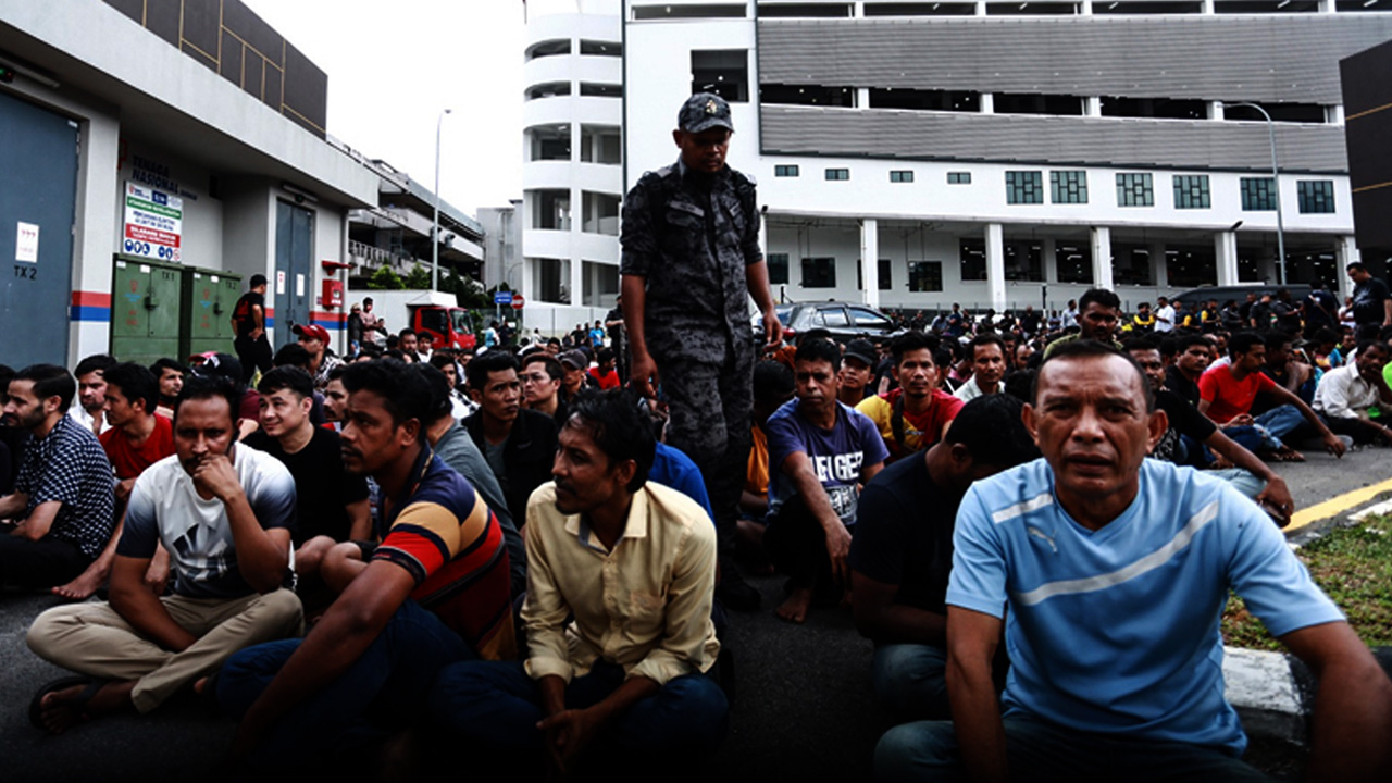 মালয়েশিয়ায় ২১৪ বাংলাদেশিসহ ৬০২ অভিবাসী আটক