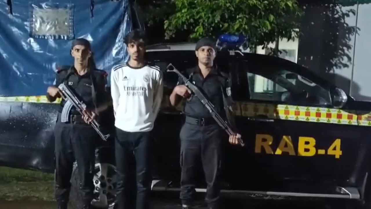 আশুলিয়ার নয়ারহাট এলাকা থেকে র‌্যাবের যৌথ অভিযানে আব্দুল আলিমকে গ্রেপ্তার করা হয়।