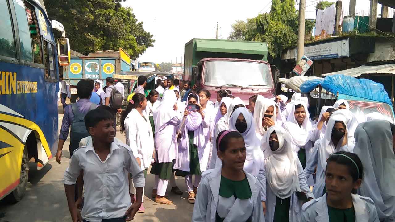 প্রধান শিক্ষককে অপসারণের দাবিতে শিক্ষার্থীদের ৪ ঘন্টা মহাসড়ক অবরোধ